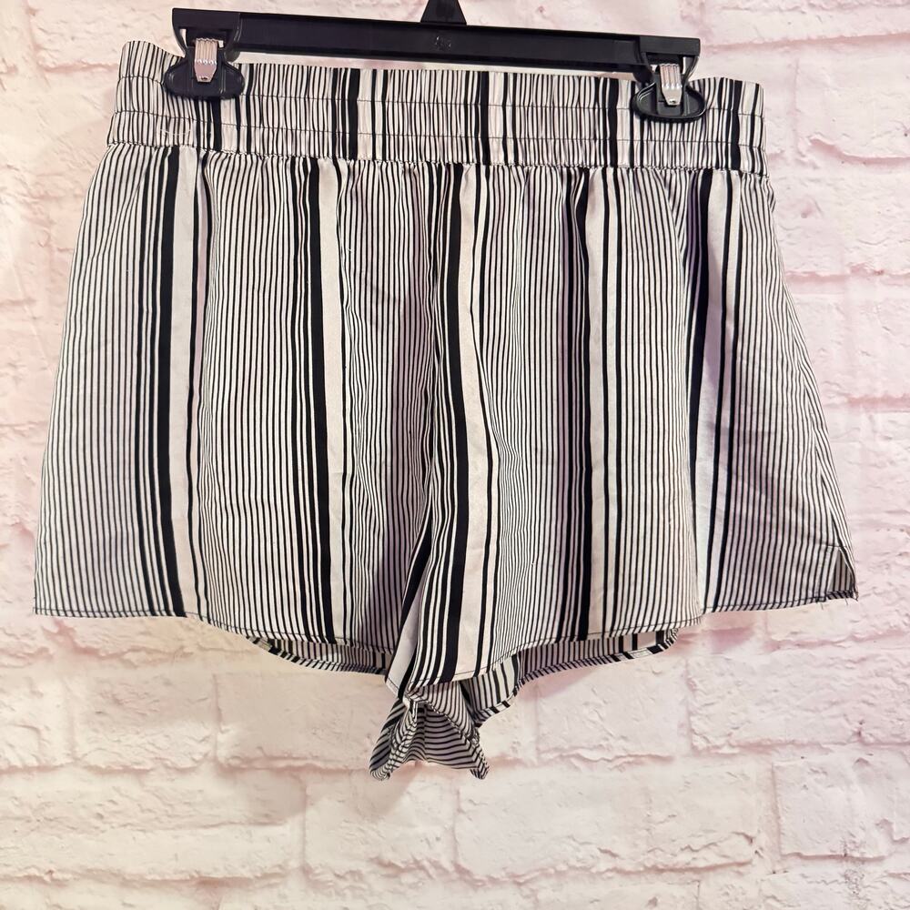 Victoria’s Secret Sz M black and cream sleep shorts with elastic waist.